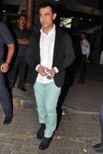 Aamir Khan snapped in Bandra, Mumbai on 13th Dec 2012 (1).JPG